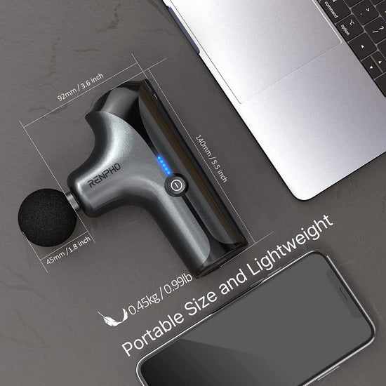 A Renpho KR Mini Massage Gun with a microphone on it next to a laptop promoting 피트니스 and 건강 회복.